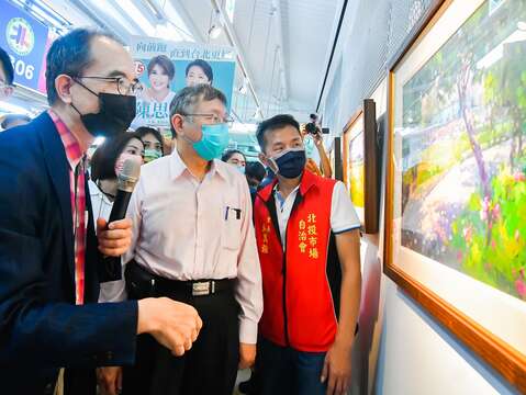 潘蓬彬老師向柯文哲市長介紹於北投市場藝廊之出展畫作(圖片來源：臺北市市場處)