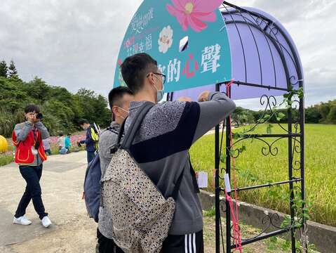 民眾將許願籤詩掛上許願牆(圖片來源：臺北市政府工務局)