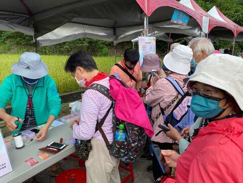 民眾踴躍索取許願籤詩(圖片來源：臺北市政府工務局)