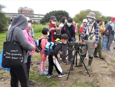 針對年紀小的參加者，單筒高度也會有貼心準備唷。(圖片來源：臺北市動物保護處)