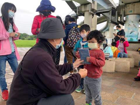 認真參與回答問題就有精美小禮物。(圖片來源：臺北市動物保護處)
