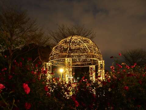 臺北玫瑰園內的光之圓頂，夜晚閃著光芒。(Daidai Chang攝影) (圖片來源：臺北市政府工務局公園路燈工程管理處)