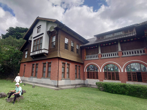 一進入北投公園，目光很容易就被溫泉博物館這棟洋風建築所吸引(圖片來源：臺北市政府工務局公園路燈工程管理處)