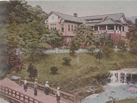 北投溫泉公共浴場及北投公園早年樣貌(照片取於北投溫泉博物館網站) (圖片來源：臺北市政府工務局公園路燈工程管理處)
