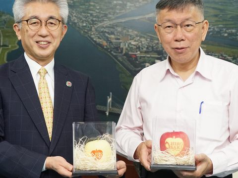 弘前市蘋果產量為日本第一，櫻田宏市長致贈弘前市產的蘋果給柯文哲市長(圖片來源：臺北市政府觀光傳播局).JPG
