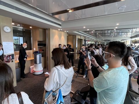 參訪台北六福萬怡酒店實地操作清消機器人，學員紛紛感到新奇(圖片來源：臺北市政府觀光傳播局)