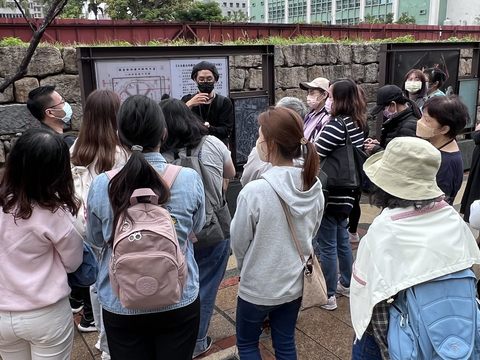導覽老師賣力講解榕錦時光生活園區歷史文化與走訪古蹟(圖片來源：臺北市政府觀光傳播局)