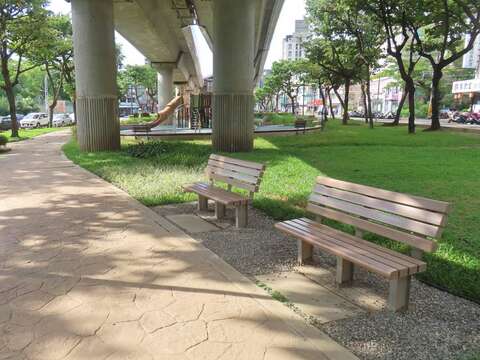 座椅旁節點以耐蔭白鶴芋、銀紋沿階草及清碎石配置點綴。(圖片來源：臺北市政府工務局公園路燈工程管理處)