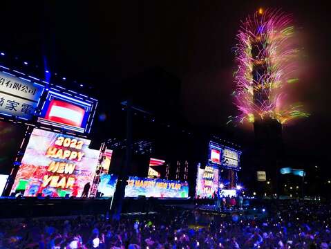 節慶台北-跟著萬人倒數計時，在台北101璀璨煙火下迎接新的一年(圖片來源：台北市政府觀光傳播局)