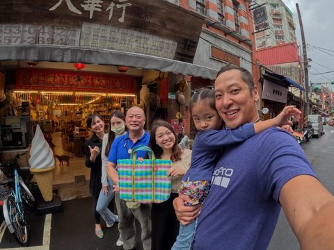 GoPro大使Johnny Lo帶著小孩踩點大華行-竹木造咖借問站(圖片來源：臺北市政府觀光傳播局)