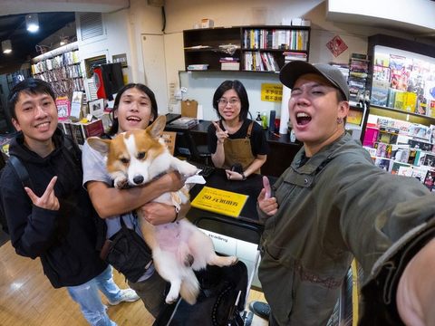 GoPro玩家偉倫(左2)帶著柯基犬發發，與GoPro大使走跳羚羊(左1及右1)走訪寵物友善的雅博客二手書店借問站(圖片來源：臺北市政府觀光傳播局)