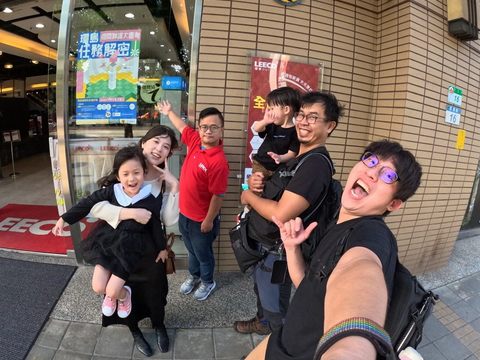 GoPro玩家王禿頭帶著全家來臺北市遊玩兩天一夜，並在禮客OUTLET(公館店)借問站留影(圖片來源：臺北市政府觀光傳播局)