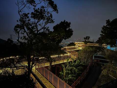 空中廊道(夜間)串聯南北兩側營區(圖片來源：臺北市政府工務局大地工程處)