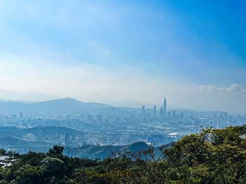 空中廊道(晨間)眺望臺北盆地(圖片來源：臺北市政府工務局大地工程處)