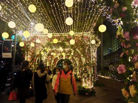 2022繽紛耶誕玩台北-花海光廊拱門(圖片來源：臺北市商業處)