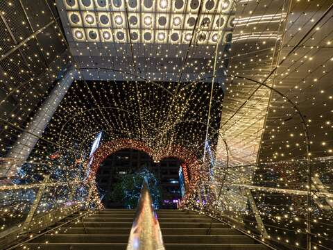 2022繽紛耶誕玩台北耶誕燈飾-真愛隧道(圖片來源：臺北市商業處)