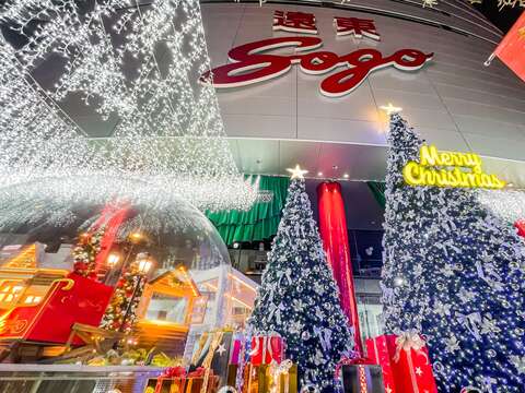 2022繽紛耶誕玩台北燈飾-暖心幸福聖誕(圖片來源：臺北市商業處)