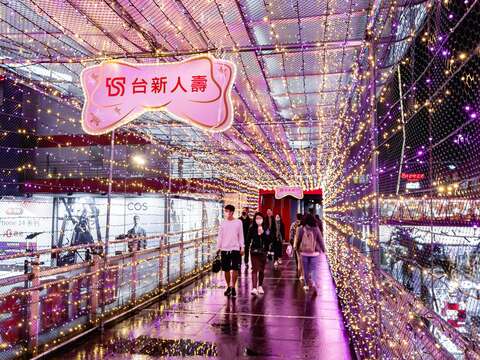 2022繽紛耶誕玩台北燈飾-璀璨台新愛i永續(圖片來源：臺北市商業處)