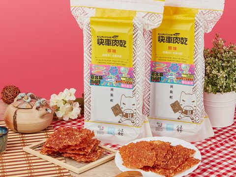 《快車肉乾》以手工現烤0.01公分超薄肉紙聞名海外，片片薄可透光，香酥脆的口感，讓人忍不住一口接著一口，超涮嘴！(圖片來源：臺北市政府觀光傳播局)