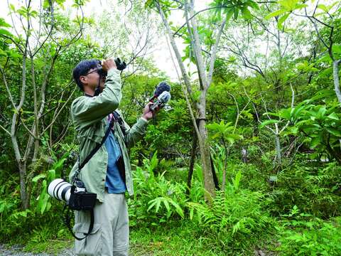 在野外尋找鳥類除了倚靠聽覺，相關輔助器材也要隨身攜帶，以便隨時派上用場。（攝影／王力平）