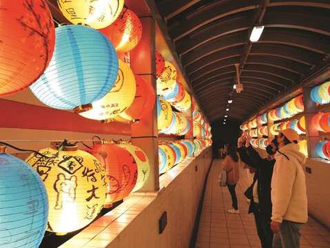 Local residents and tourists alike can also visit the annual Taipei Lantern Festival to appreciate the traditional crafted lanterns. (Photo/Department of Information and Tourism, Taipei City Government)