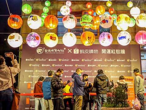 2022年貨大街街區妝點-開運紅包牆(圖片來源：產業發展局-臺北市商業處)