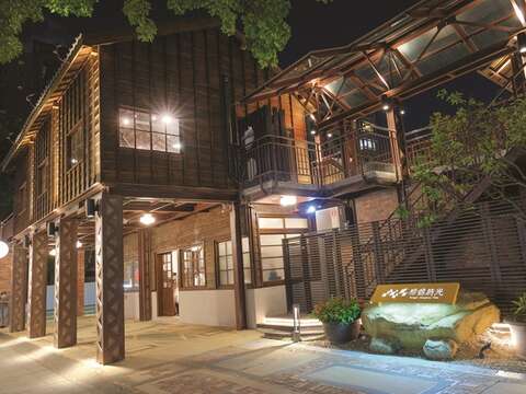 The night view of Rongjin Gorgeous Time is absolutely fabulous, and it offers a peaceful place for people to take a stroll.