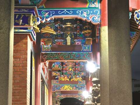 An unexpected place to enjoy at night is Taipei Confucius Temple. When the temple lights up, it exhibits a different look than it does during the day.