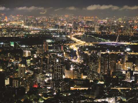 The night view from the Beitou Four Seasons Corridor Observation Deck is magnificent, and the luminous road below resembles the Milky Way.