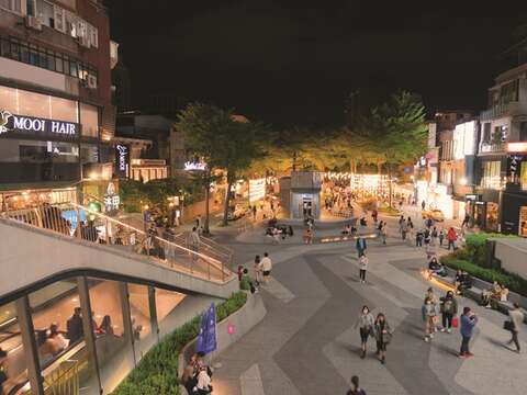 There are often various kinds of light and art installations on display in Xinzhongshan Linear Park that brighten up the night sky with a dreamy, romantic vibe.