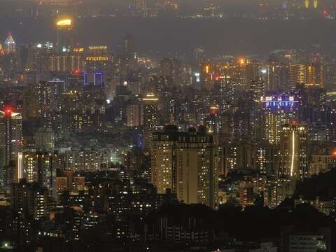 Many photography enthusiasts come to Hushan Peak Observation Deck to shoot the night views of Taipei City.