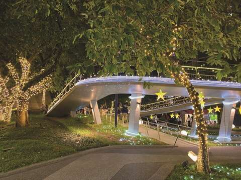 There are often various kinds of light and art installations on display in Xinzhongshan Linear Park that brighten up the night sky with a dreamy, romantic vibe.