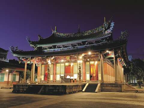 An unexpected place to enjoy at night is Taipei Confucius Temple. When the temple lights up, it exhibits a different look than it does during the day.