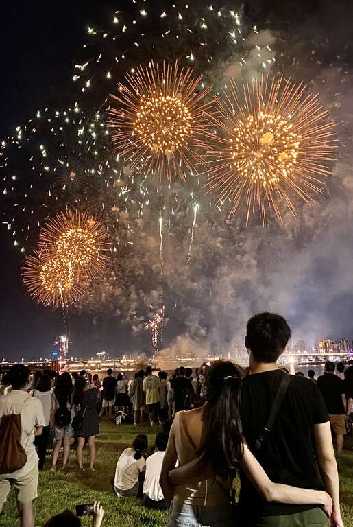 480秒精彩煙火秀，照亮整個台北水岸夜空，讓所有人都感到浪漫又幸福(圖片來源：觀光傳播局)