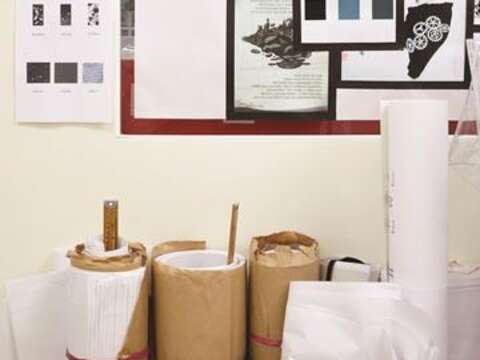 This studio is a space where ideas gather. Inside there are various fabrics, design drafts and photographs. Here is also the birthplace of garments. (Photo/Wei Wen Chen)