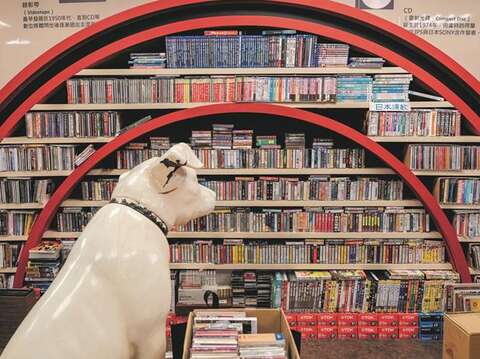 Hard-core music fans will recognize this dog sculpture in RK record. As it's British record label HMV's Dog Mascot “Nipper”, a symbol of the music industry.