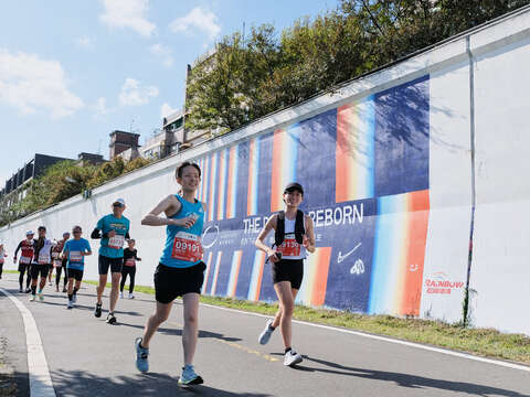 2021臺北馬拉松跑者經過跑者強(牆)(圖片來源：體育局)