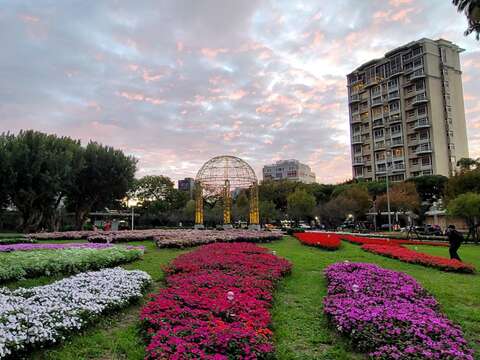 鮮豔的流線花海襯托著簡潔的穹頂(圖片來源：臺北市政府工務局公園路燈工程管理處)