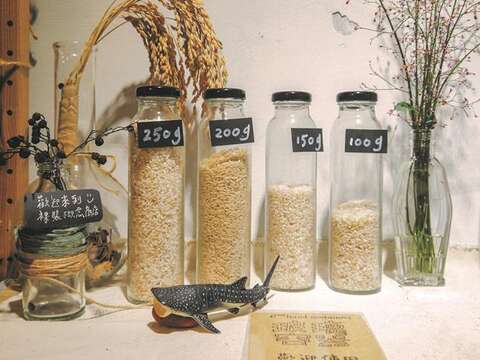 Beans and grains stored in glass jars are also good decorations when there is no plastic packaging.