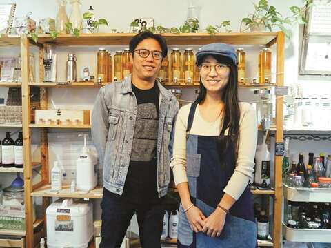 Founder Wu Si-ru and assistant Kuo Zi-jia are devoted to the plastic-free movement.