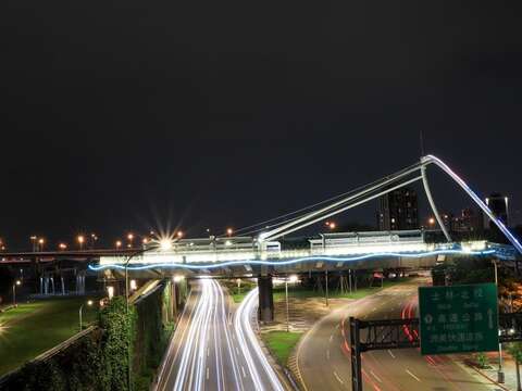 迪化污水處理廠跨堤平臺夜景(圖片來源：臺北市政府工務局衛生下水道工程處)