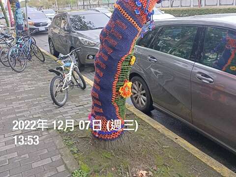 行道樹穿搭絢麗圖騰衣裳(圖片來源：臺北市政府工務局公園路燈工程管理處)