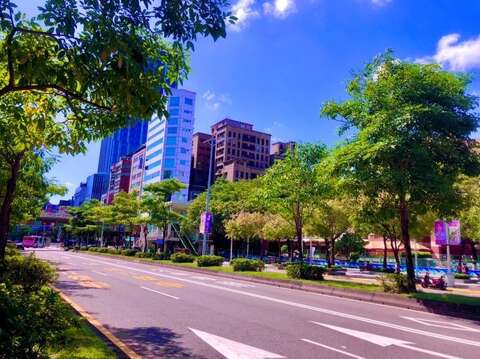 西門町中華路道路綠美化養護全景(圖片來源：臺北市政府工務局公園路燈工程管理處)