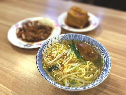 Ah-guo’s qiezai noodles is famous for its chewy noodles, broth, and homemade crispy shallots.