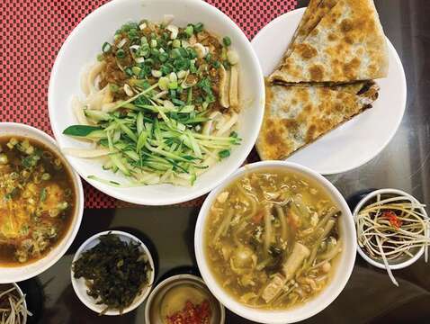 Chuan Mu Yuan is always crowded with people, and serves a variety of flour-based foods.