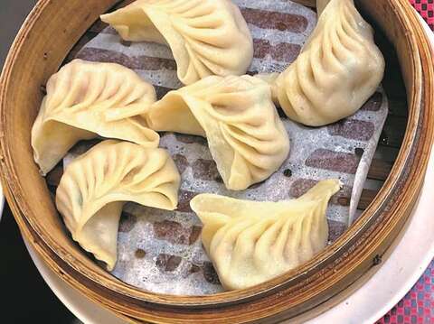Chuan Mu Yuan is always crowded with people, and serves a variety of flour-based foods.