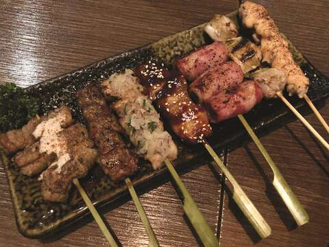 Izakaya Santora serves delicious Japanese food and is popular with young people in Taipei.
