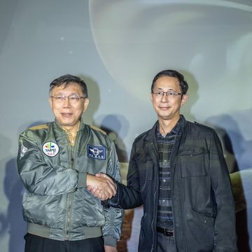 台北市長柯文哲與2023台灣燈會燈座藝術家大岩奧斯卡合影(圖片來源：臺北市政府觀光傳播局)