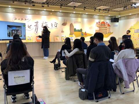得獎者分享參賽心得並現場導覽遊記景點。(圖片來源：臺北市青少年發展暨家庭教育中心)