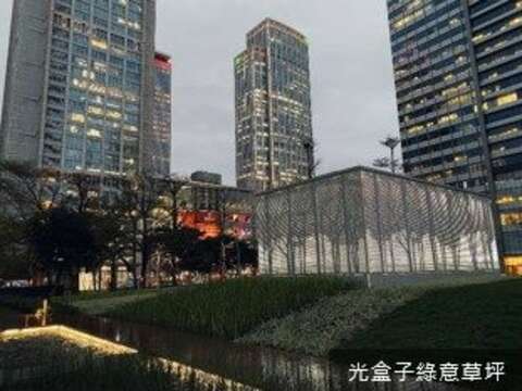 光盒子綠意草坪(圖片來源：臺北市市政大樓公共事務管理中心)